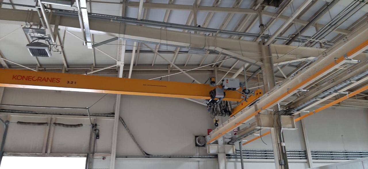 Монтаж мостового крана на г/п 3,2 т и троллейного шинопровода компании Konecranes.